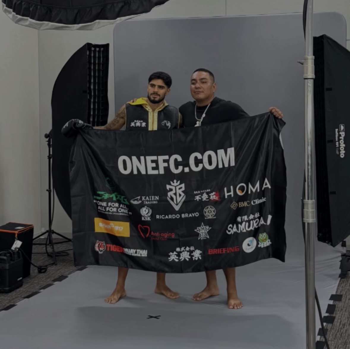 ONE Championship 選手とスポンサーバナー